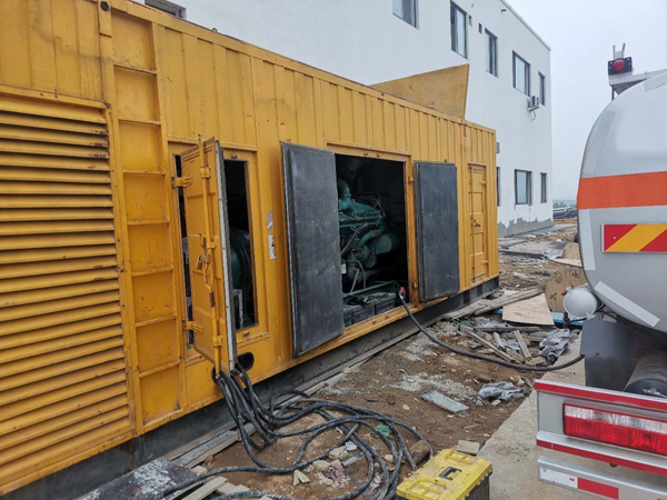 翁源如何在发电机出租合同中约定设备的维修和保养责任？